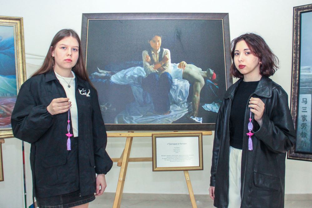 '图6：学生达里亚（Daria，左）从画作中得知以前不知道的迫害。'