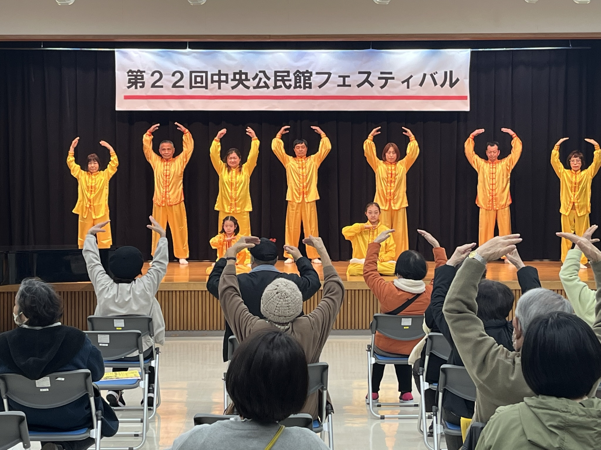 图1：广岛法轮功学员在舞台表演法轮功的五套功法，深受民众欢迎。