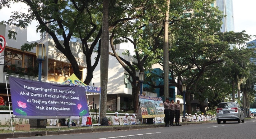 图1：在雅加达中国大使馆前举行的和平抗议活动