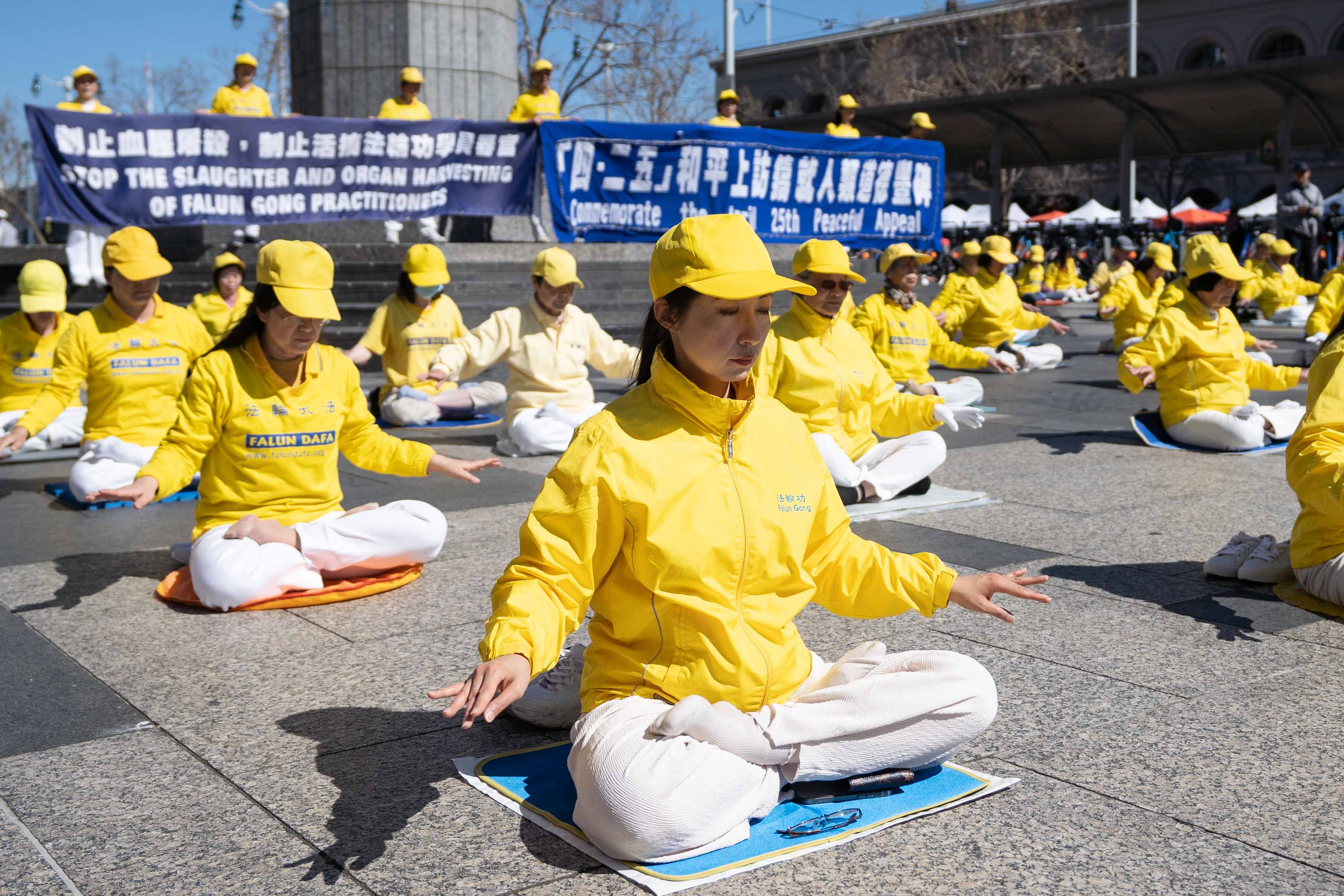 法轮功学员美国国会山前集体大炼功（图） 【明慧网】