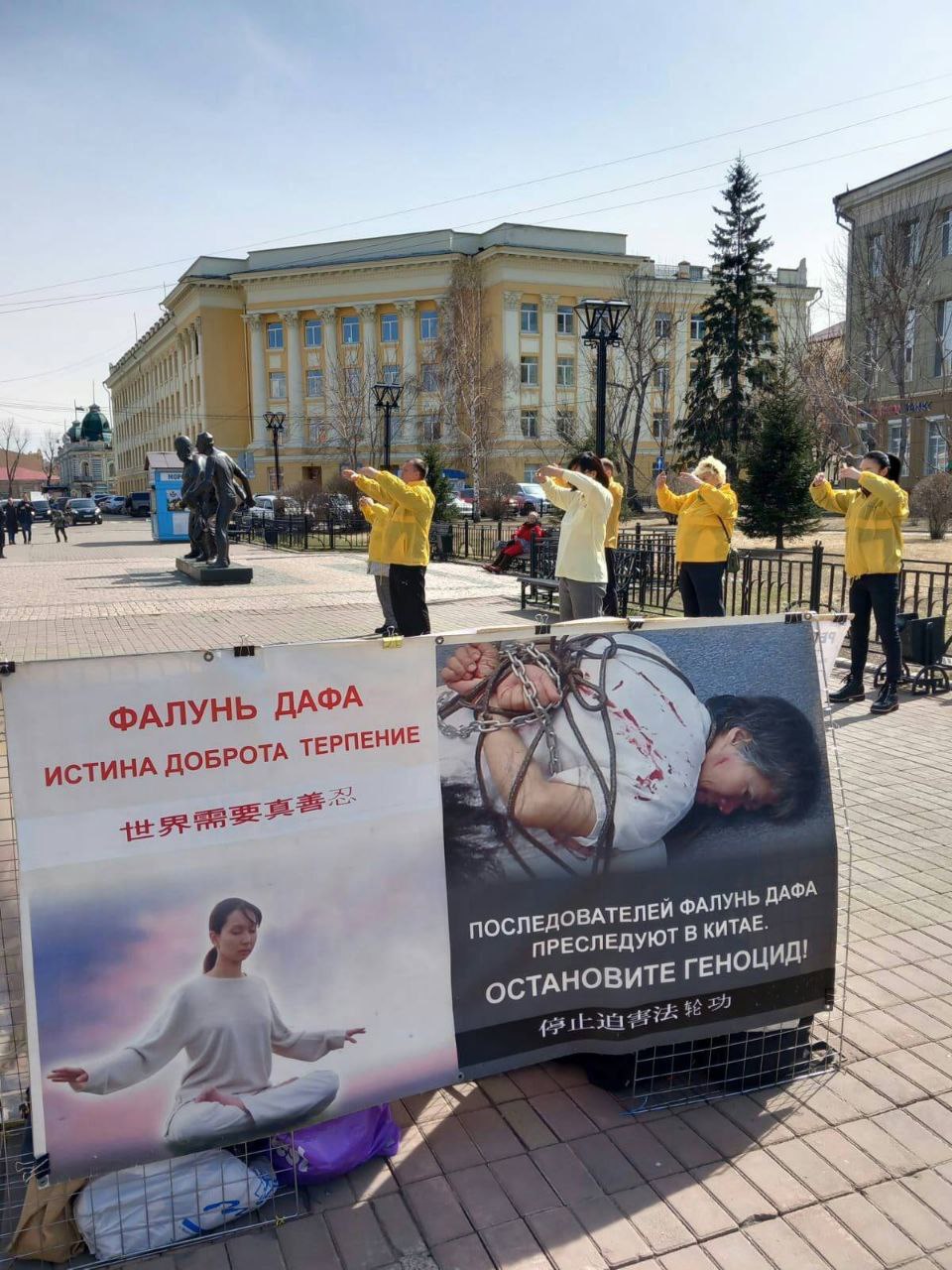 图1～2：纪念四·二五，二零二三年四月二十三日，俄罗斯法轮功学员在伊尔库茨克市中心的劳动广场举办活动，传播法轮功的真相。过往路人纷纷驻足阅读真相展板。