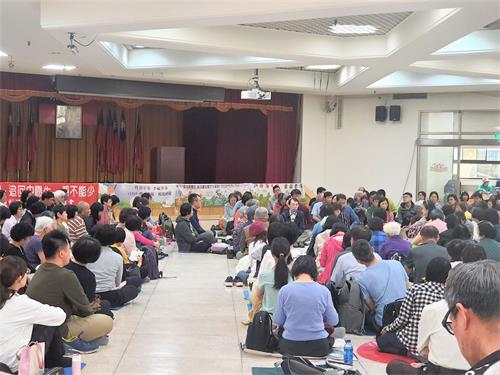 '图1：二零二三年四月二十三日星期日，台北部份法轮功学员在新北市板桥区公所礼堂举行十大区半日学法交流。'