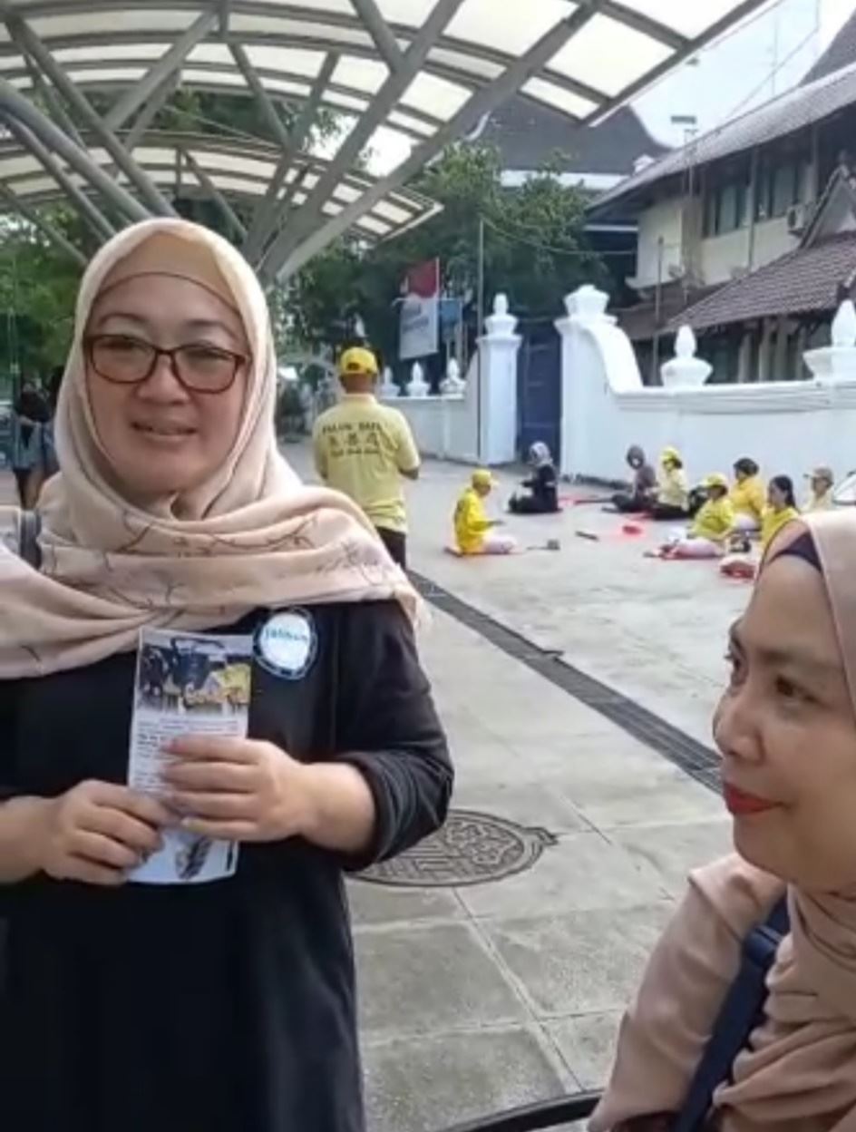 '图2：来自万隆市（Bandung）的遊客讲述试炼法轮大法动功之后的感受。'