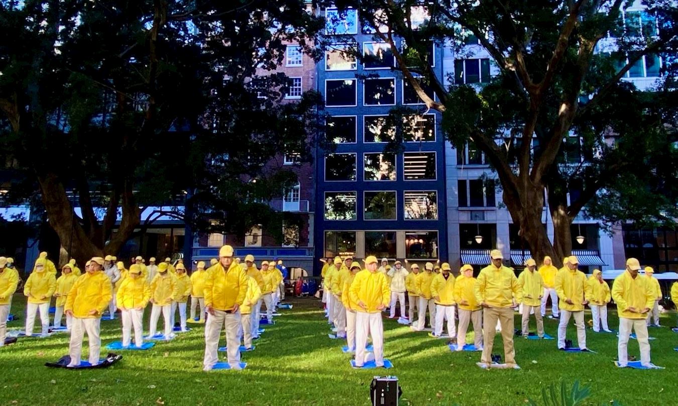 '圖1：二零二三年五月九日，遊行前，法輪功學員在悉尼市中心的溫亞德（Wynyard）公園集體煉功，慶祝第二十四屆“世界法輪大法日”及法輪大法弘傳三十一周年。'