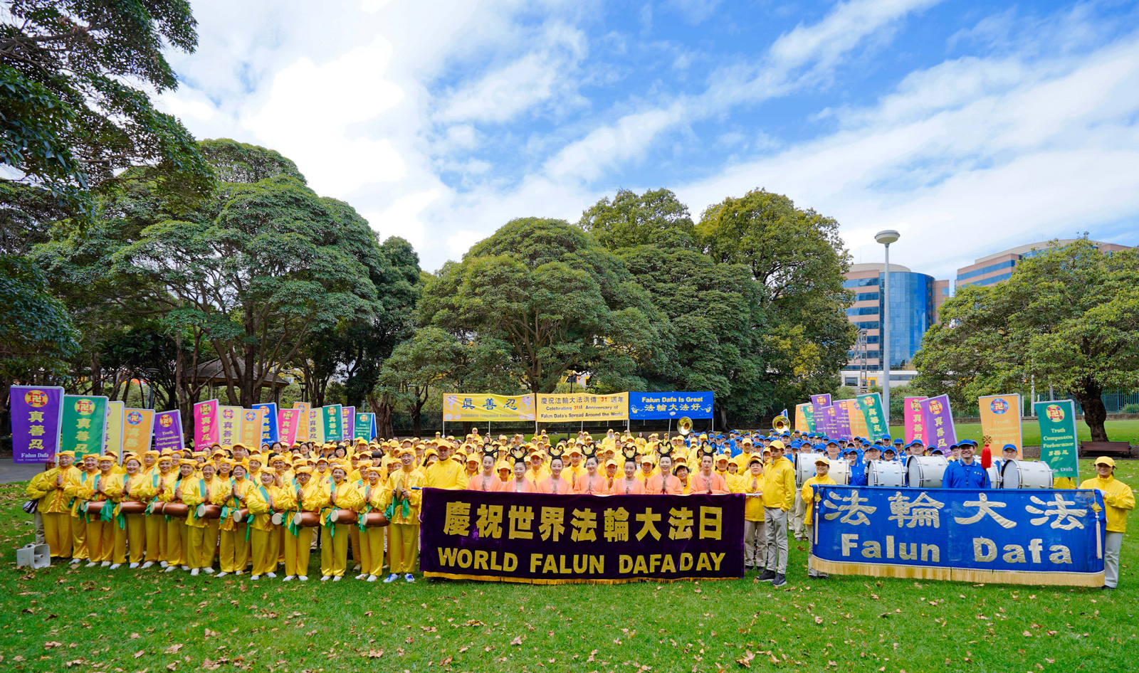 '圖2：悉尼法輪功學員恭祝李洪志大師生日快樂！'