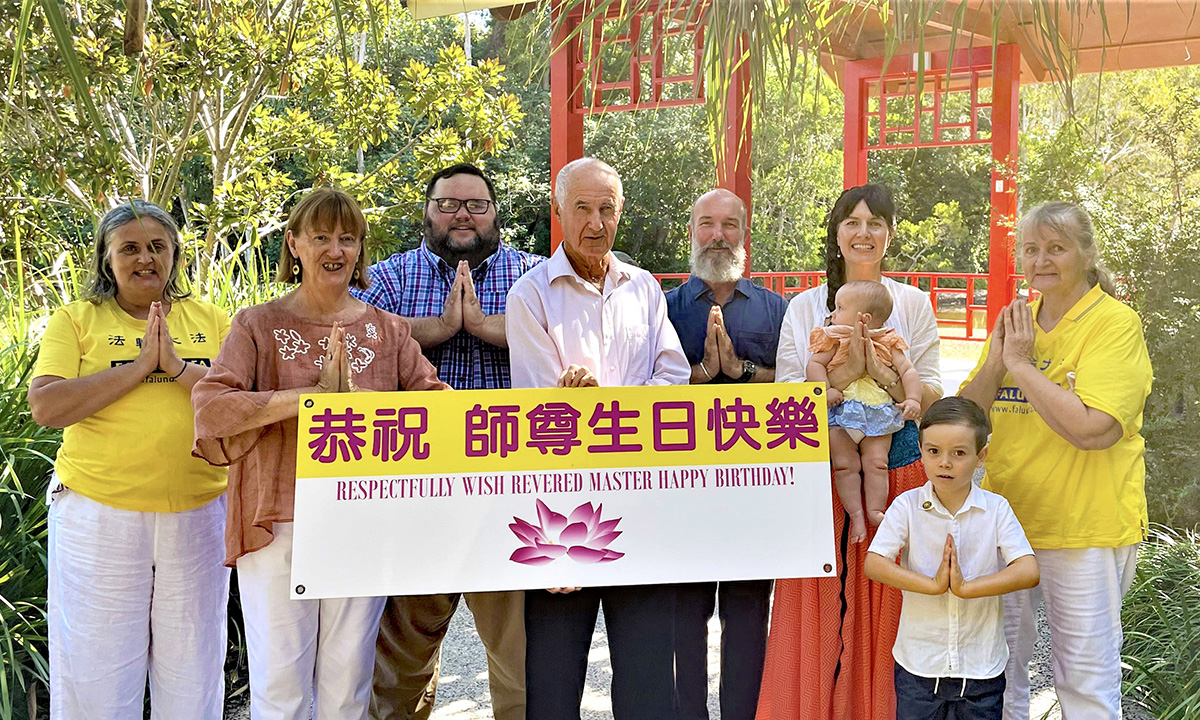 圖9：凱恩斯法輪功學員聚集在中國友誼公園分享修煉故事，慶祝法輪大法日和恭祝慈悲偉大的師尊生日快樂。