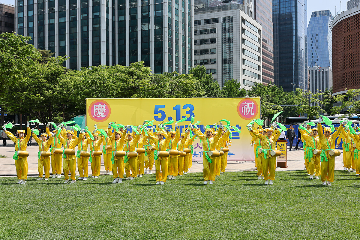 圖1～3：二零二三年五月八日上午，韓國法輪功學員在首爾市廳前的首爾廣場上，以腰鼓隊表演及集體大煉功，慶祝五·一三世界法輪大法日和法輪大法弘傳三十一周年。