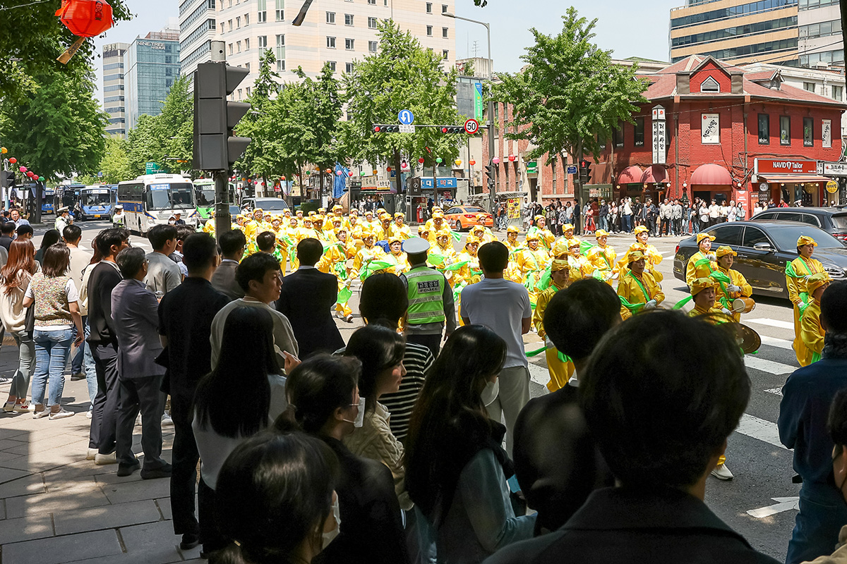 圖6～13：盛大的隊伍行進在首爾最繁華的街道上
