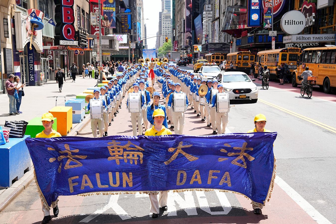 图1：二零二三年五月十二日，美国纽约法轮功学员在曼哈顿举行盛大游行， 庆祝“5.13”世界法轮大法日。<br>