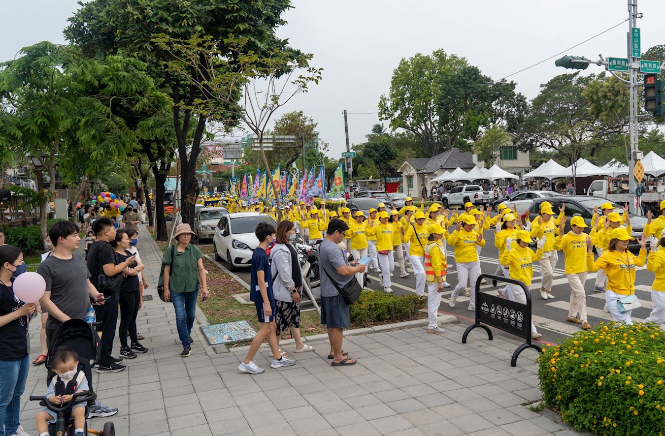 '圖2～7：南臺灣部份法輪功學員在屏東市中心舉行盛大遊行，廣傳真、善、忍的美好，獲民眾讚賞。’