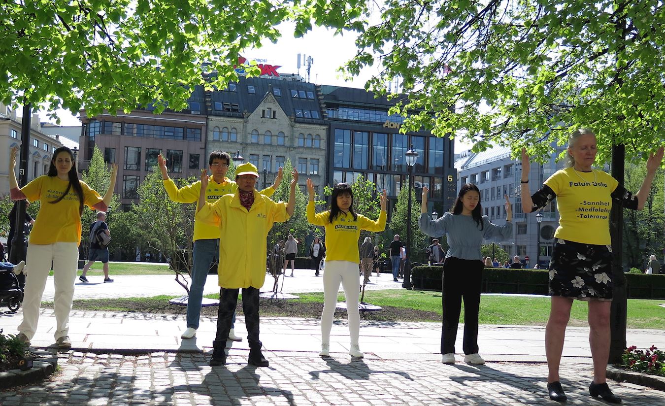'图1:法轮功学员展示法轮功功法'