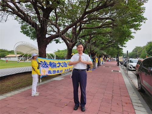 '图6：陈莹聪双手合十诚心恭贺师尊，“恭祝师尊生日快乐！”'