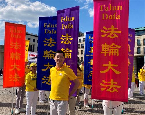'图2:小吕在活动现场和其他人分享自己找到人生意义后的幸福'