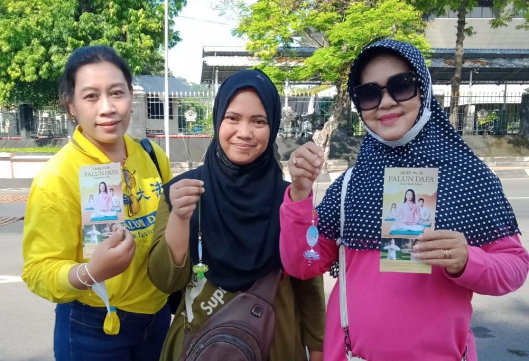 '图16：三宝珑（Semarang）市民众了解真相并和学员合影'
