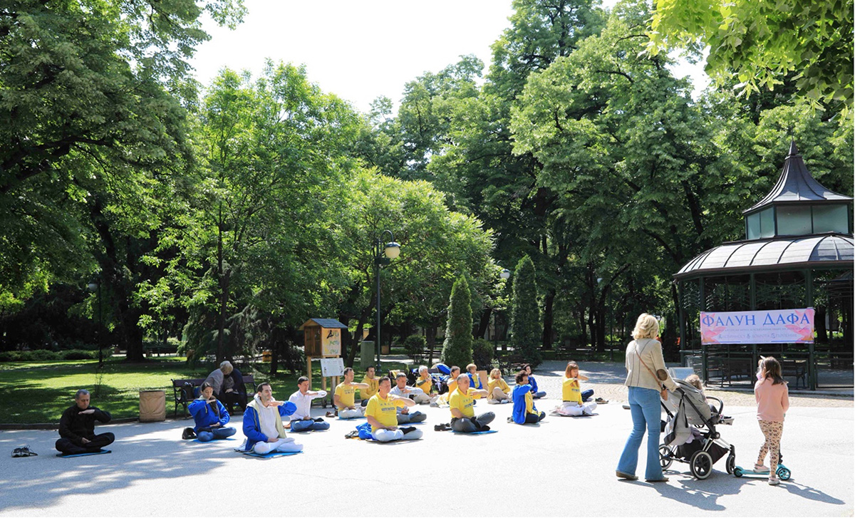 图2～4：法轮功学员在这座城市最大、最美丽的公园——沙皇西蒙花园内集体炼功。