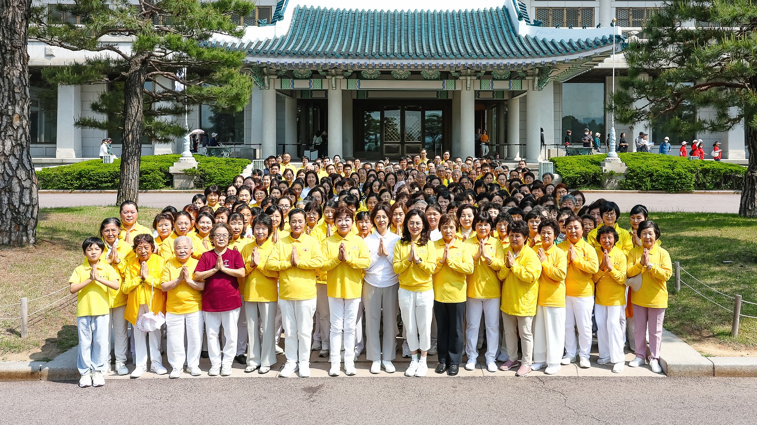 图7～8：韩国首尔部份法轮功学员五月十三日在青瓦台前拍摄了礼敬师尊华诞的合照。