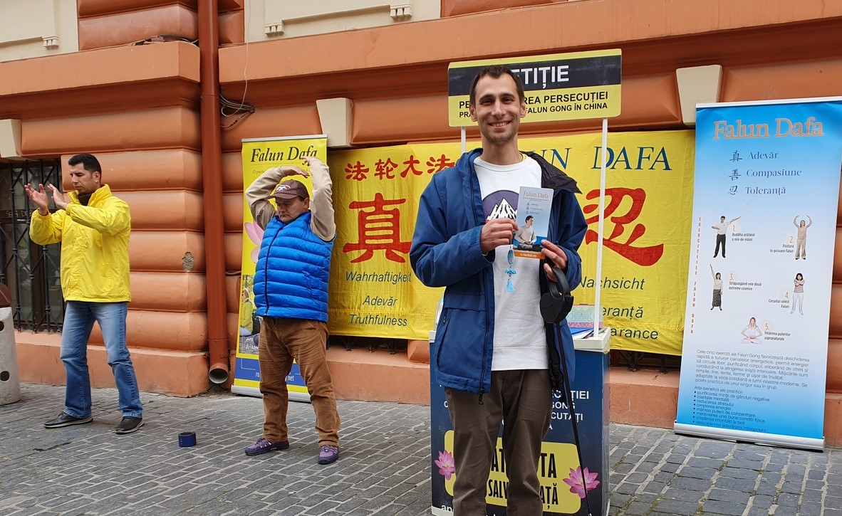 图1：年轻的罗马尼亚人弗拉德·佩西纳留（Vlad Perșinariu），在“停止在中国活摘法轮功学员器官”的请愿书上签了名。