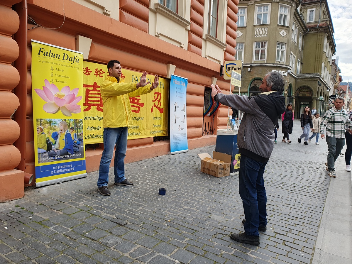 图6：从距离布拉索夫三百七十公里外的地方赶来参加当天活动的拉杜（左，穿黄色上衣者）正在教功。