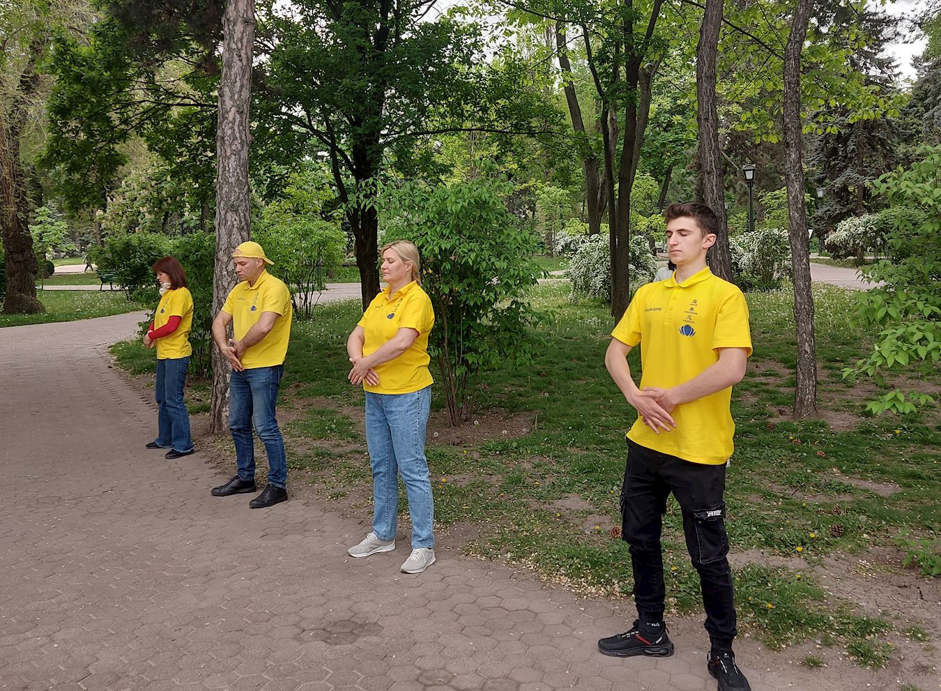'图1：法轮功学员在基希讷乌的斯特凡大公公园炼功，向人们传播法轮功的美好及真相。'