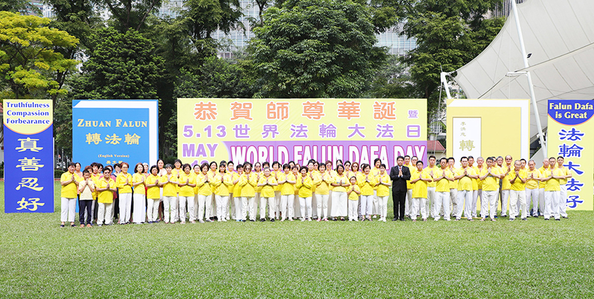 图1：二零二三年五月五日下午，新加坡部份法轮功学员在芳林公园举办活动，庆祝法轮大法洪传世界三十一周年。图为学员们双手合十齐声恭祝师父生日快乐。