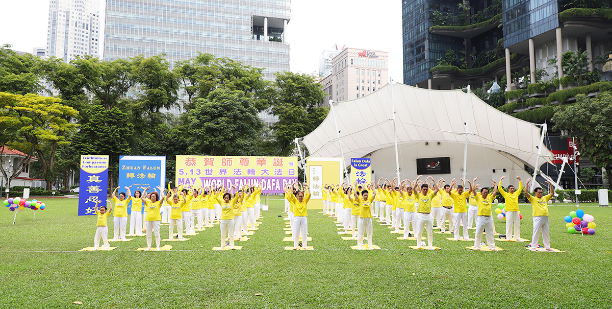 图2～3：新加坡学员集体炼功，迎接世界法轮大法日的到来。