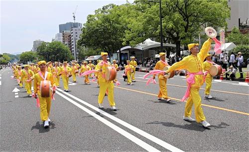 '图1～5：法轮功学员受邀参加第四十六届广岛鲜花节游行。'