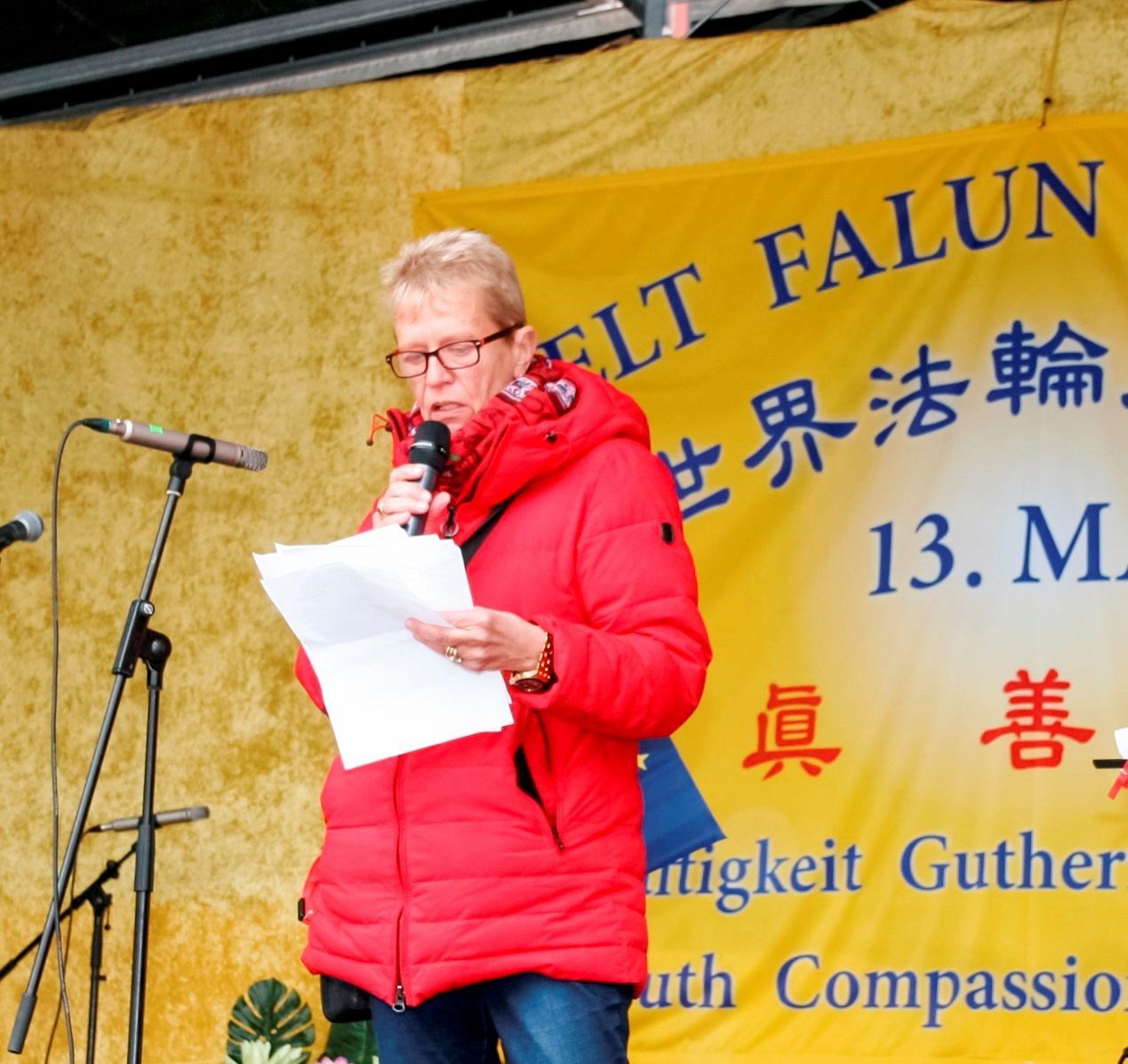 '图5:德国国会议员乌丽珂·尼森(Ulrike Nissen)于二零一九年五月十一日,在法兰克福世界法轮大法日庆祝活动中致词。'
