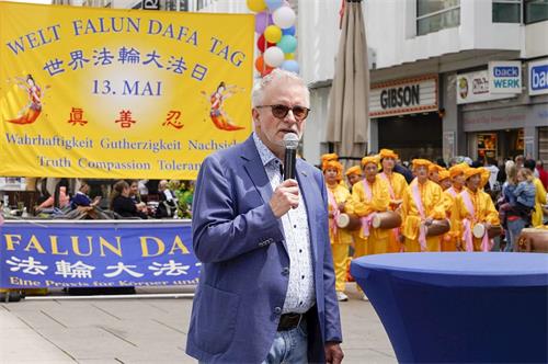 '图6:今年,二零二三年五月六日,欧洲议会议员米歇尔·戛勒(Michael Gahler)再次来到世界法轮大法日庆祝活动现场,表支持。'