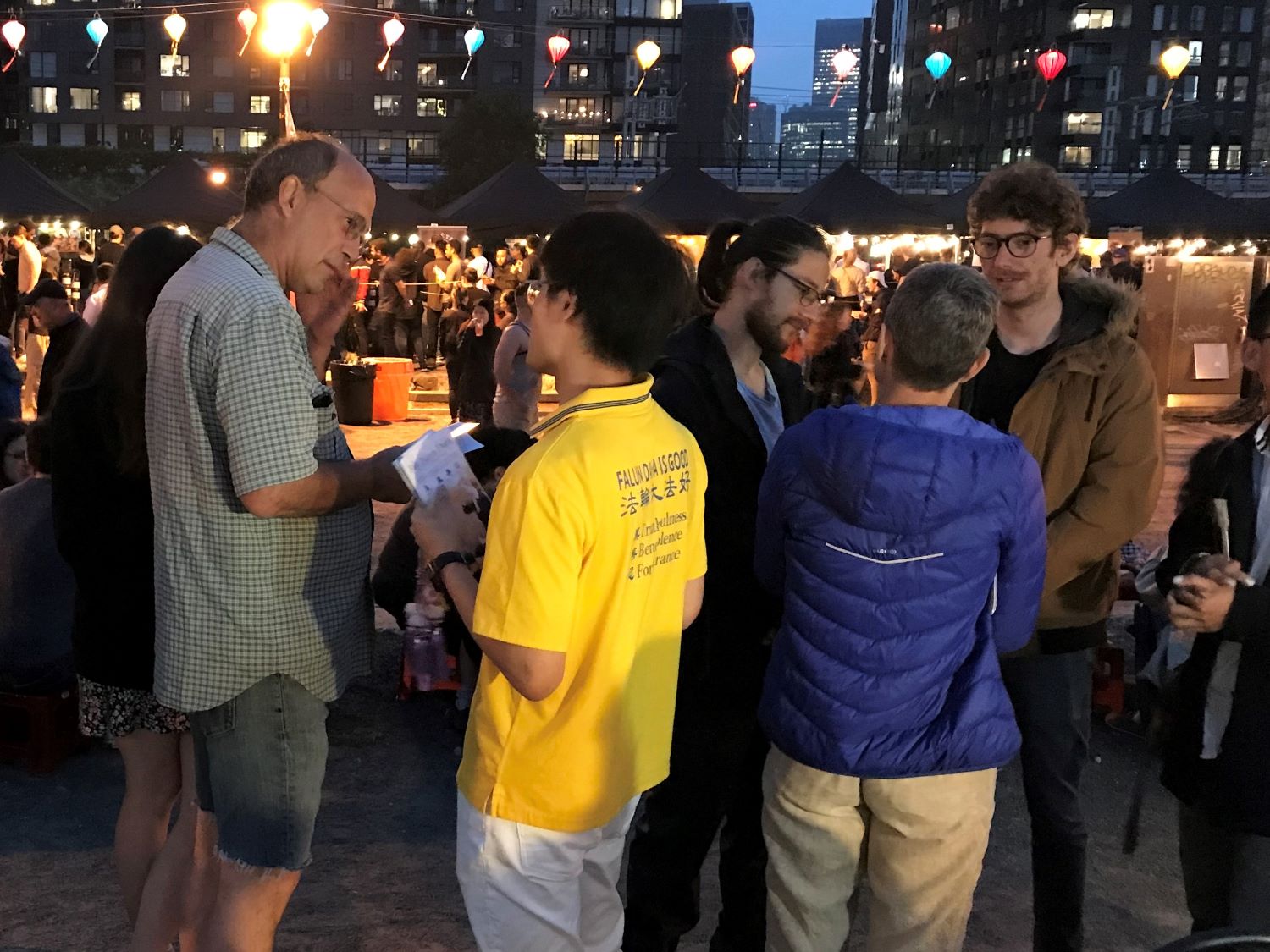 图1~3:二零二三年六月十五日至十八日,蒙特利尔法轮功学员在越南文化美食节上弘法、传递真相,受到民众喜爱。