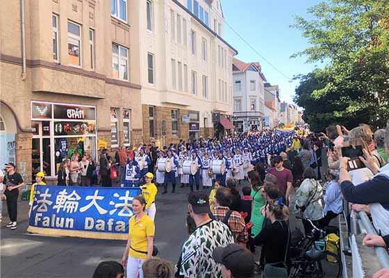 德国比勒费尔德文化节　法轮功受欢迎