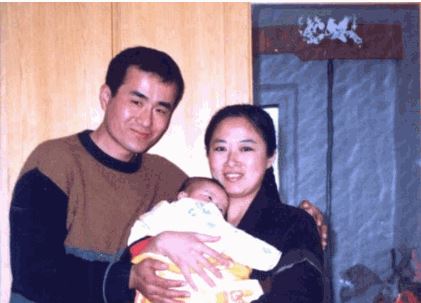 '曲辉和妻子刘新颖曾经幸福的家庭'