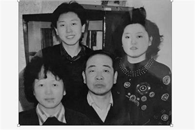 '法轮功学员侯利军（左上）及妈妈康淑琴（左下，已被迫害致死）、爸爸（6/23离世）、姐姐。（Karen Kang女士提供）'