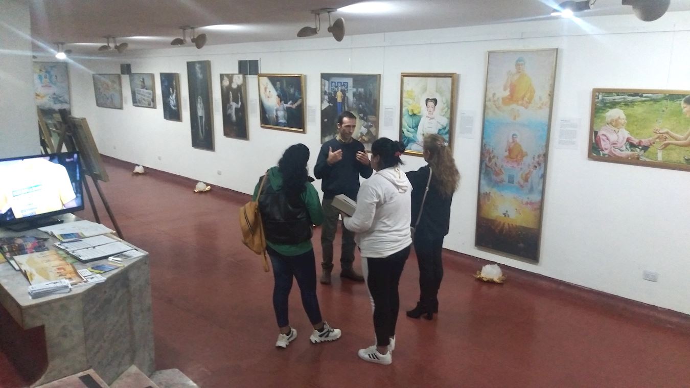 '图1～4：“真善忍的艺术”国际画展在阿根廷图库姆市（Tucuman）圣米格尔议会大楼内的大天使加百列文化中心举行。图为人们认真的观赏作品并留言表达对法轮功的支持'