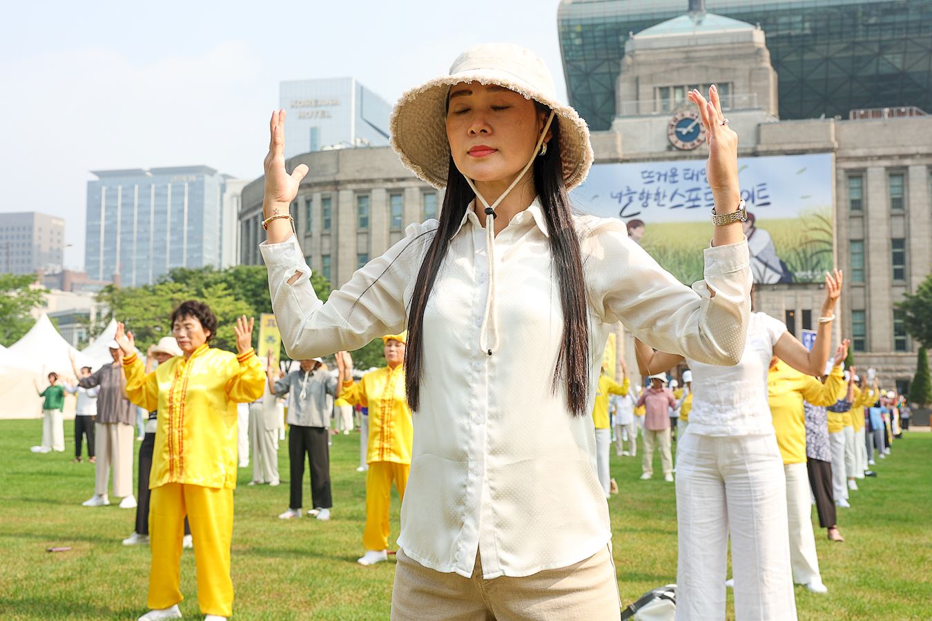 '图3～5：二零二三年七月二十日，韩国法轮功学员八点三十分开始在首尔广场草地集体炼功。'