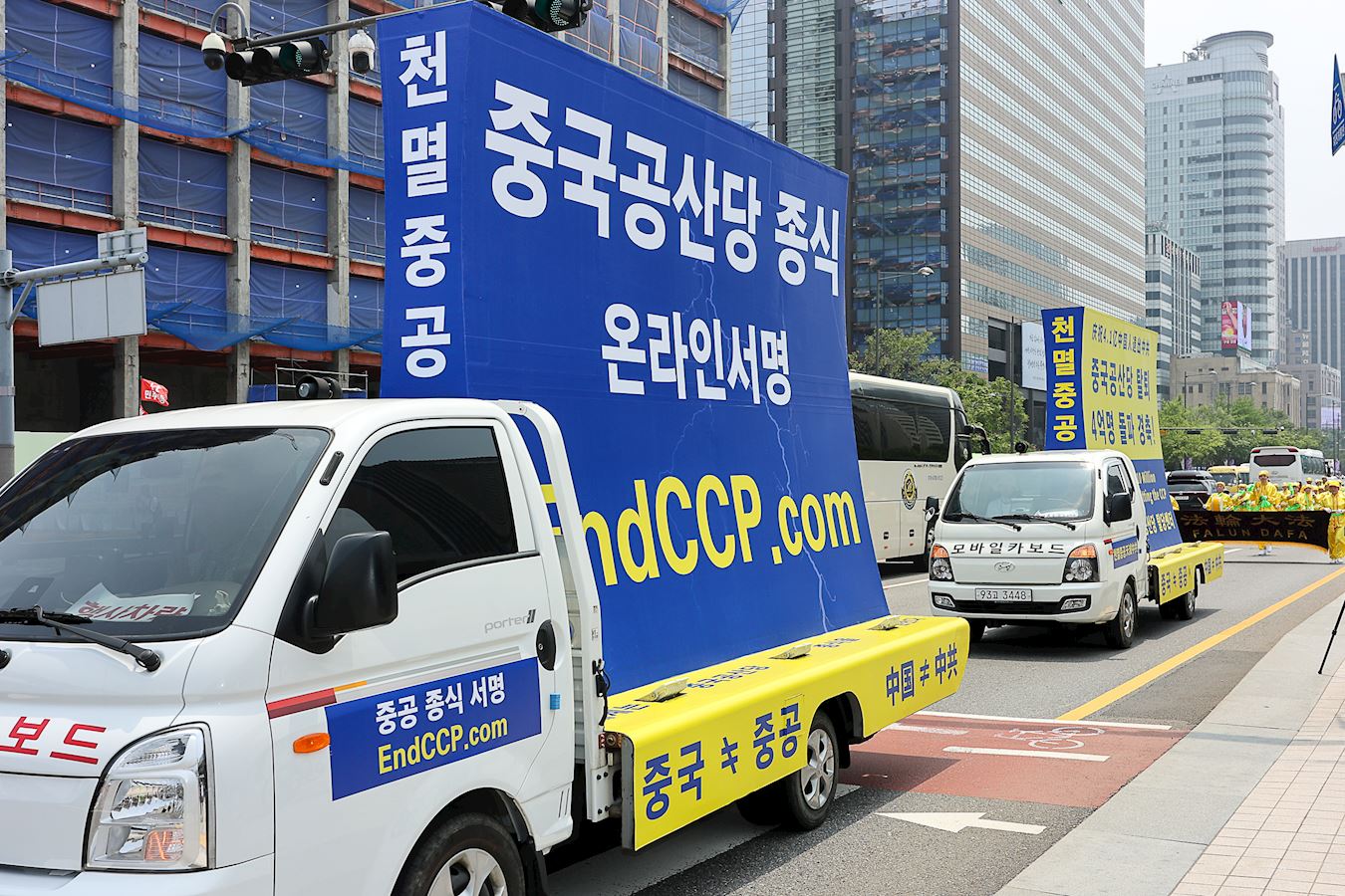 '图12～22：二零二三年七月二十日，韩国法轮功学员在首尔举办游行活动。期间赶上午餐时间，从大楼出来的上班族和政府官员大多停下来观看游行。'