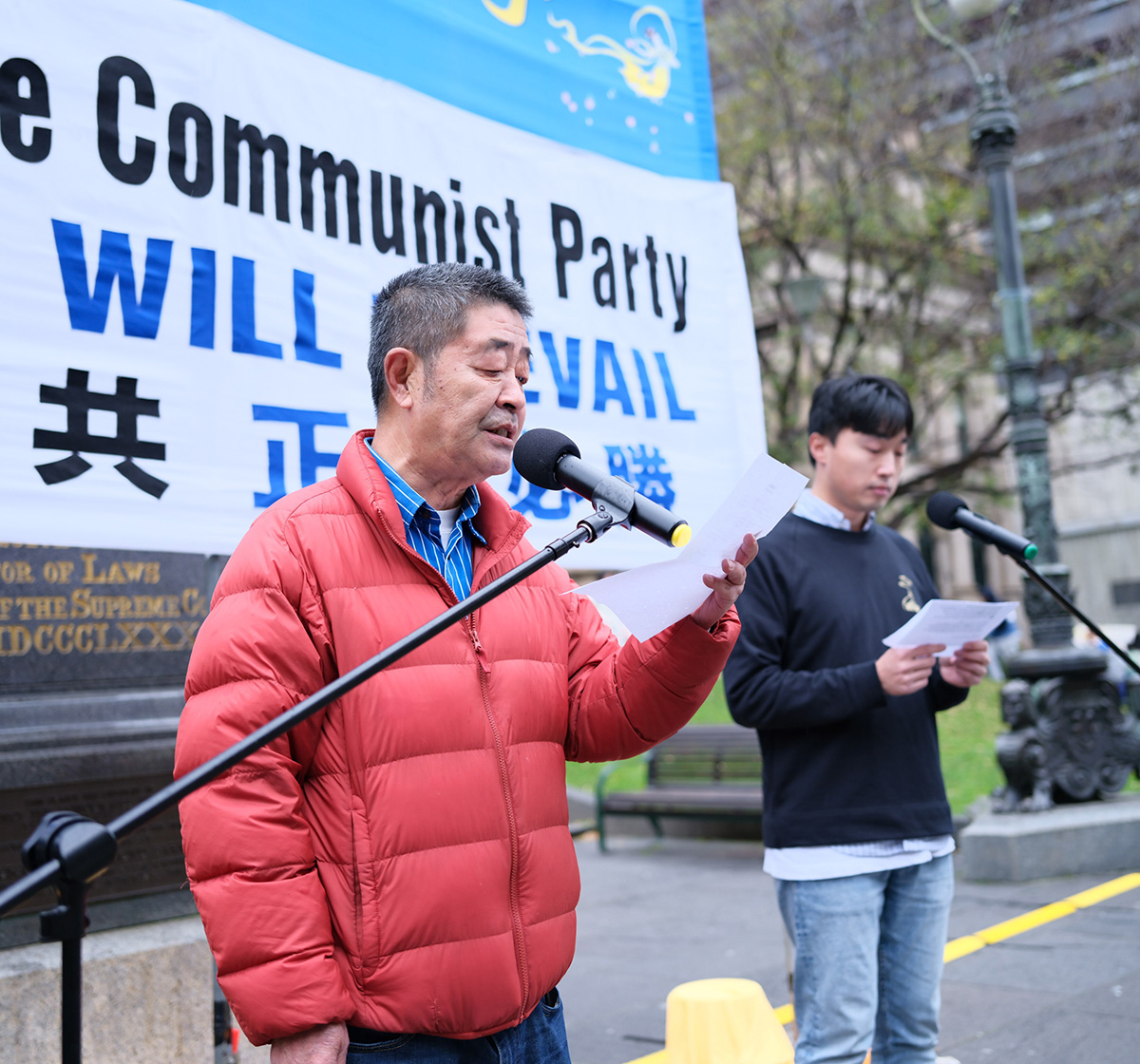 图14：“中国民运墨尔本联盟”监事长高健（左）在集会上发言。