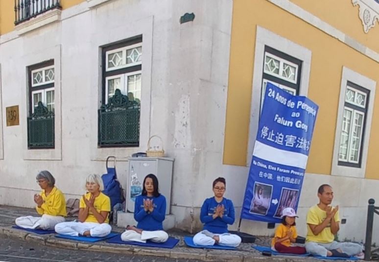 '图1：葡萄牙法轮功学员在中领馆前和平抗议。'