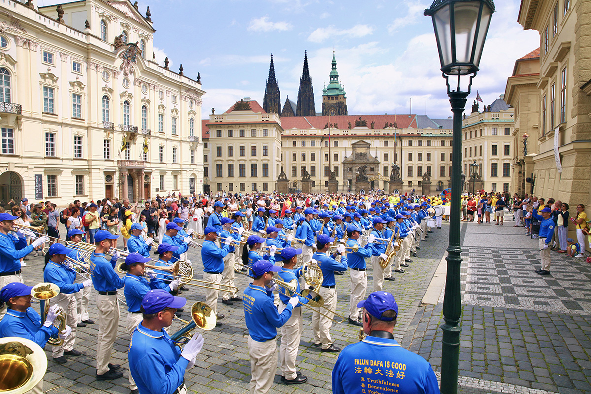 图5：七月二十二日游行开始前，欧洲天国乐团在城堡广场（Hradčanské náměstí）演奏。