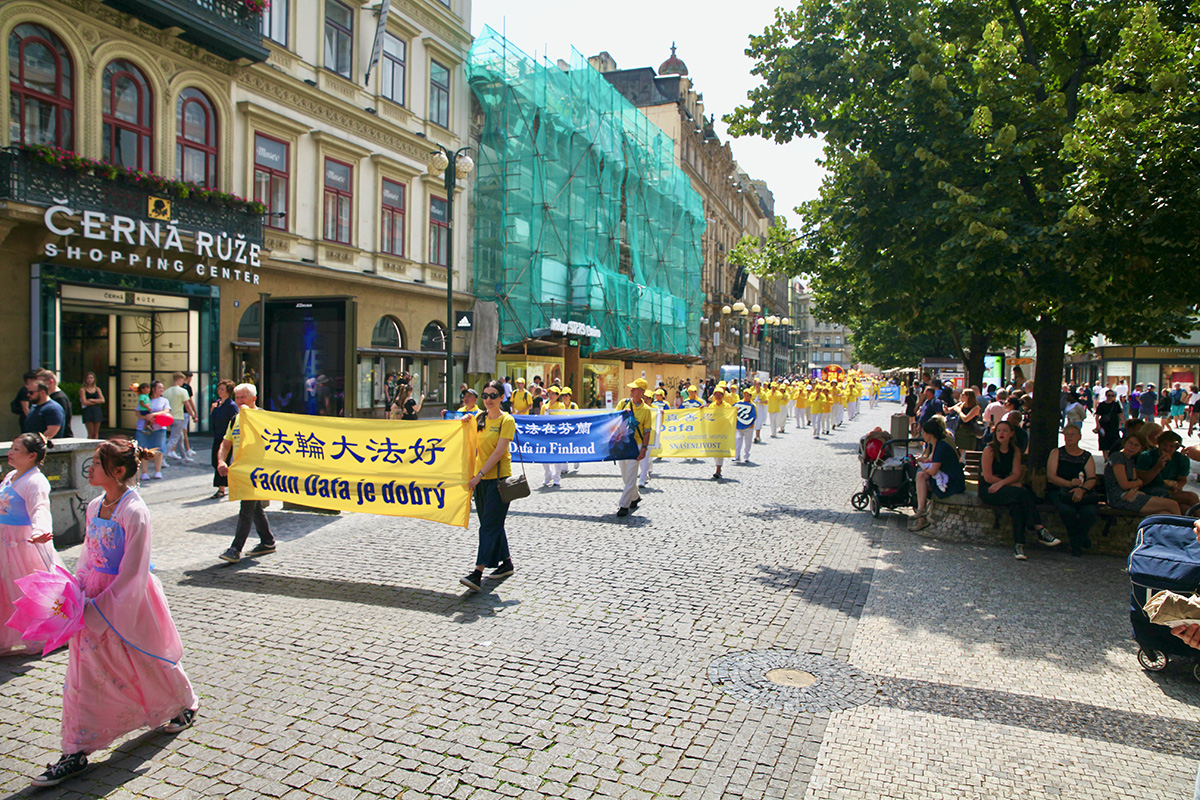 图7：七月二十二日，法轮功学员在布拉格市内游行。
