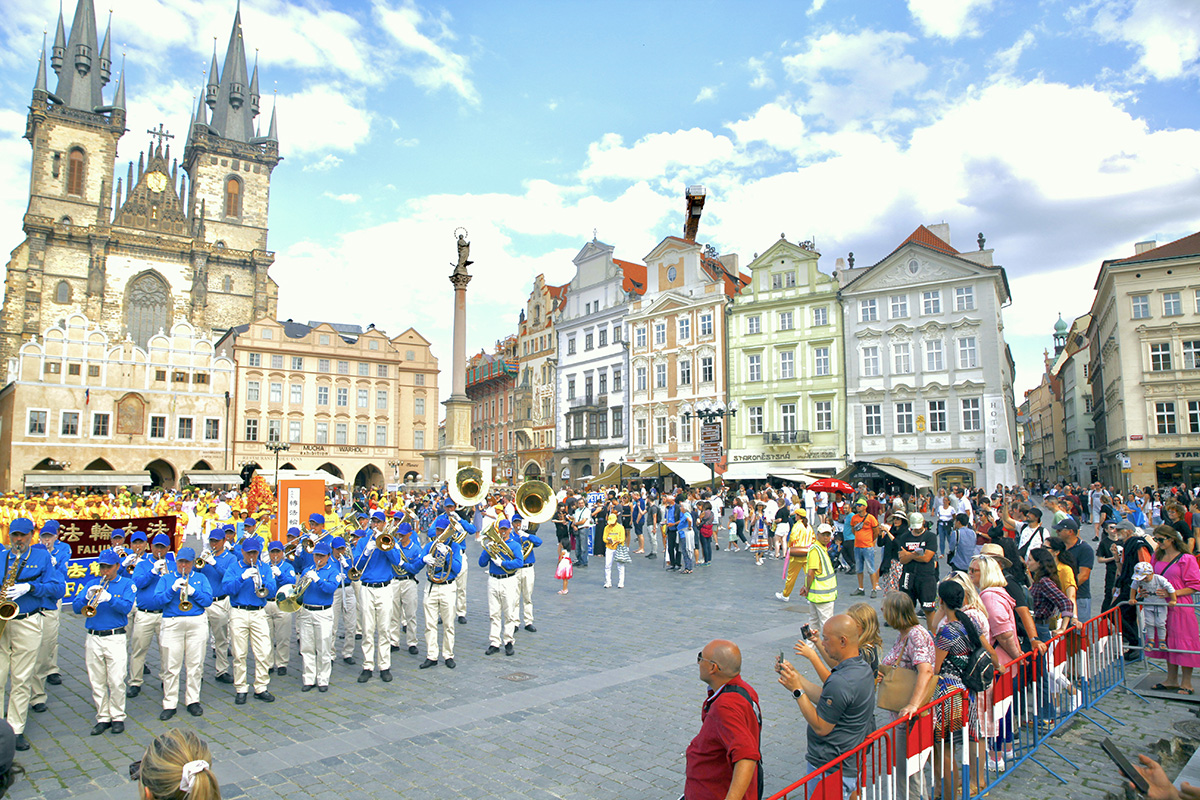 图8：七月二十二日老城广场上法轮功学员的活动吸引了很多民众观看。
