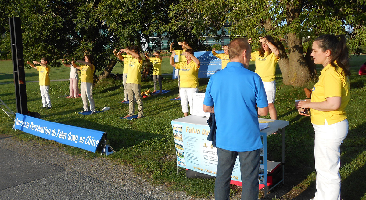 图2：法轮功学员在国民湖畔（Lac des Nations）集体炼功，告诉人们法轮个是什么。