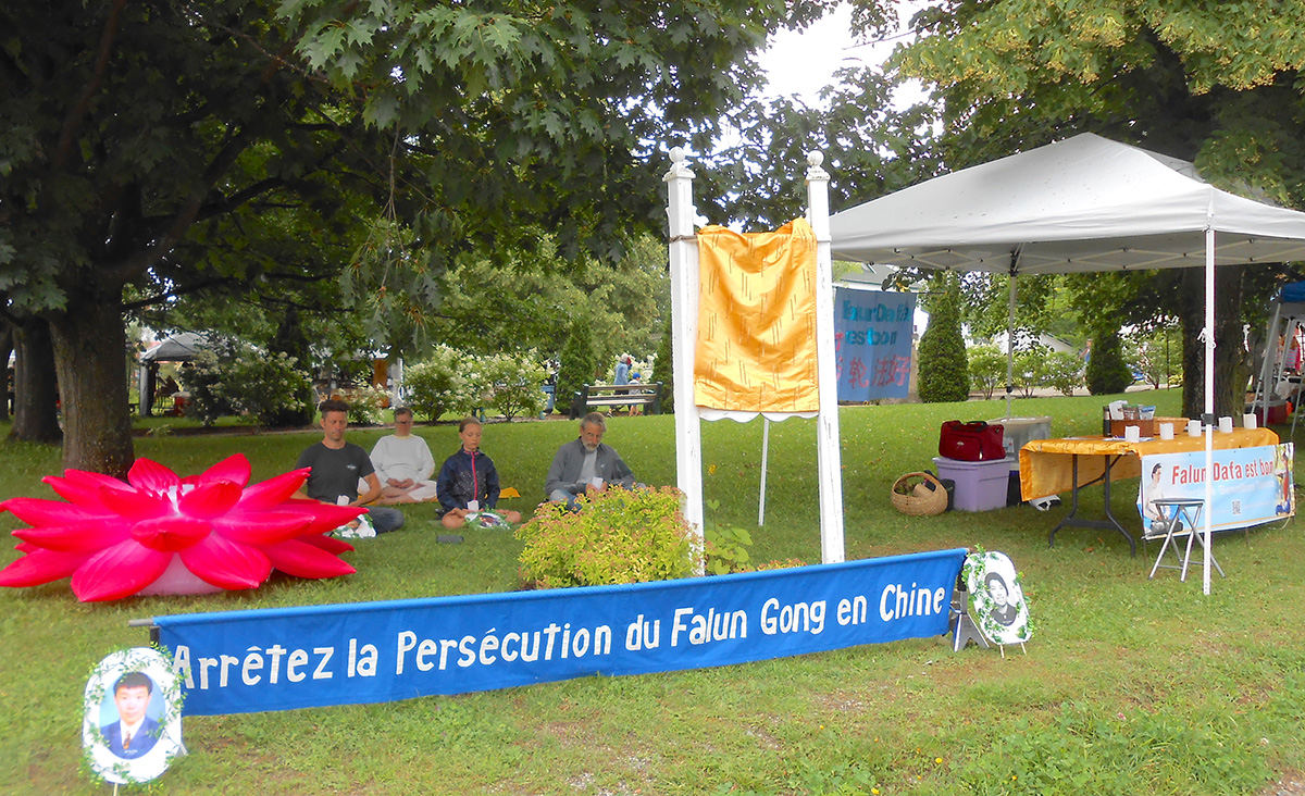 图3：七月二十二日，魁北克埃斯特里（Estrie）地区圣-阿德良（St-Adrien）的部份法轮功学员举行反迫害征签、集体炼功和烛光悼念，纪念反迫害二十四周年。