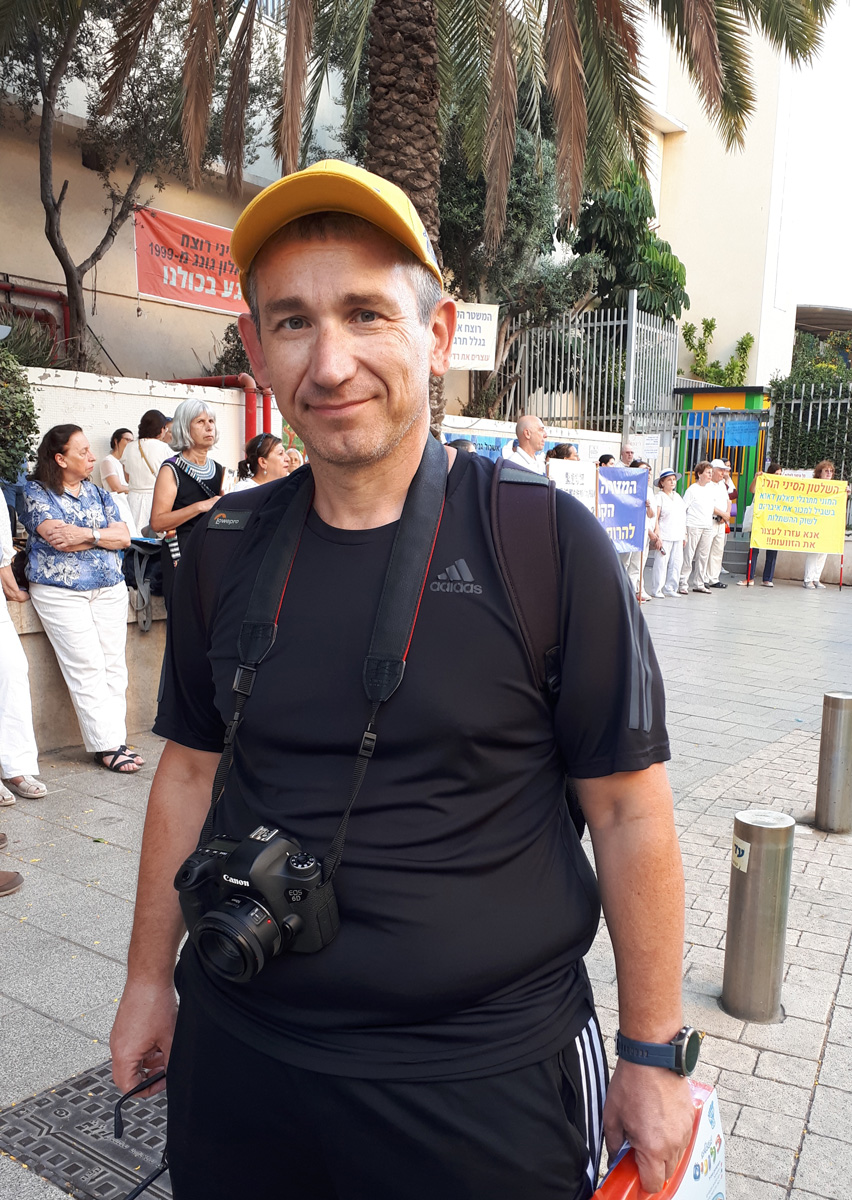 图9：来自特拉维夫的摄影师亚历克斯（Alex）支持法轮功学员反迫害。
