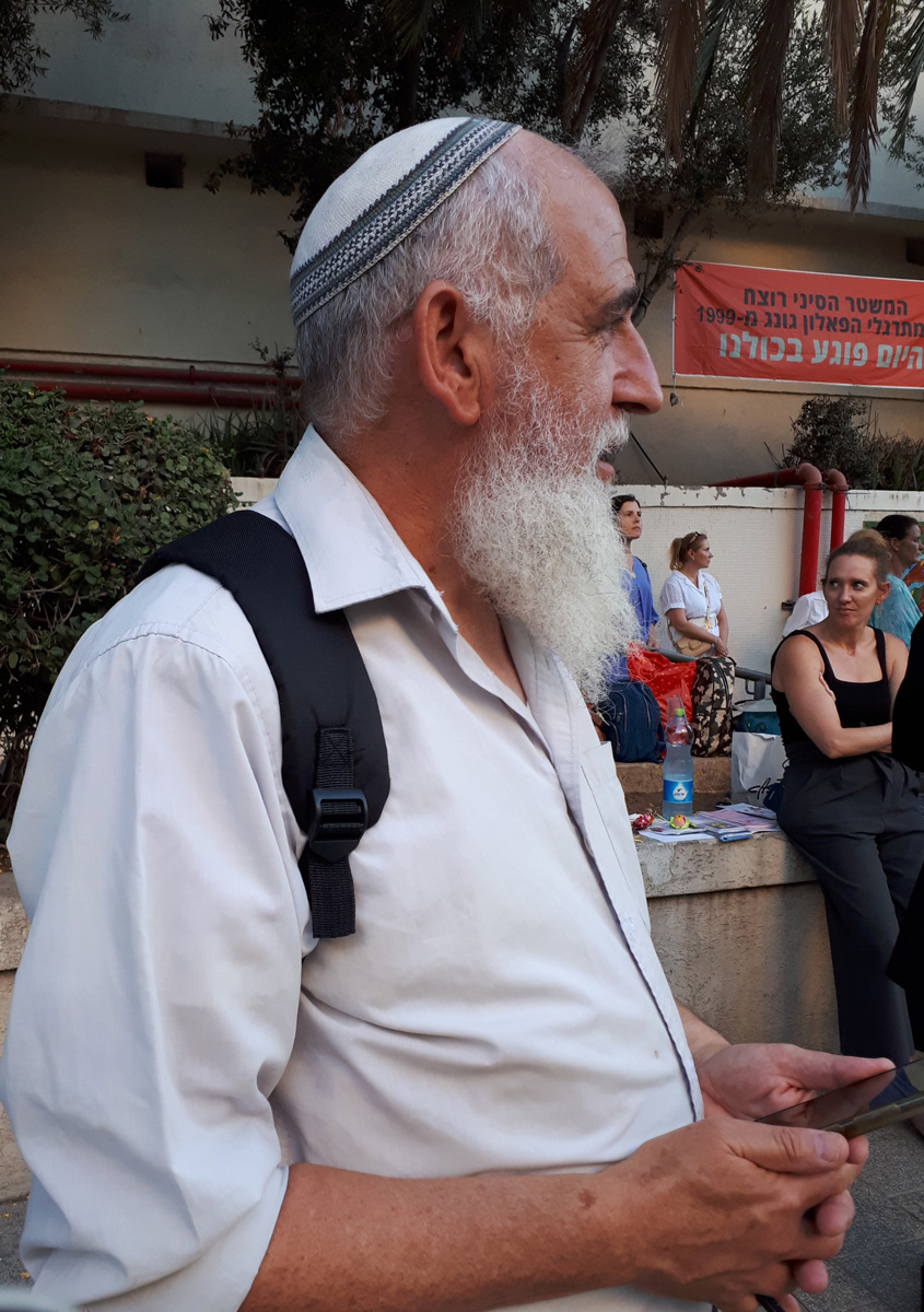 图10：来自耶路撒冷的教师丹尼·阿加曼（Danny Argaman）在观看集会。