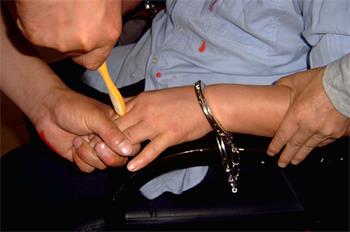 '酷刑演示：用牙刷或笔夹在指缝间，再使劲攥手'