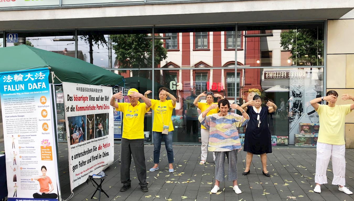 '图1:二零二三年七月一日,德国曼海姆法轮功学员在演示功法,向民众介绍法轮大法。'
