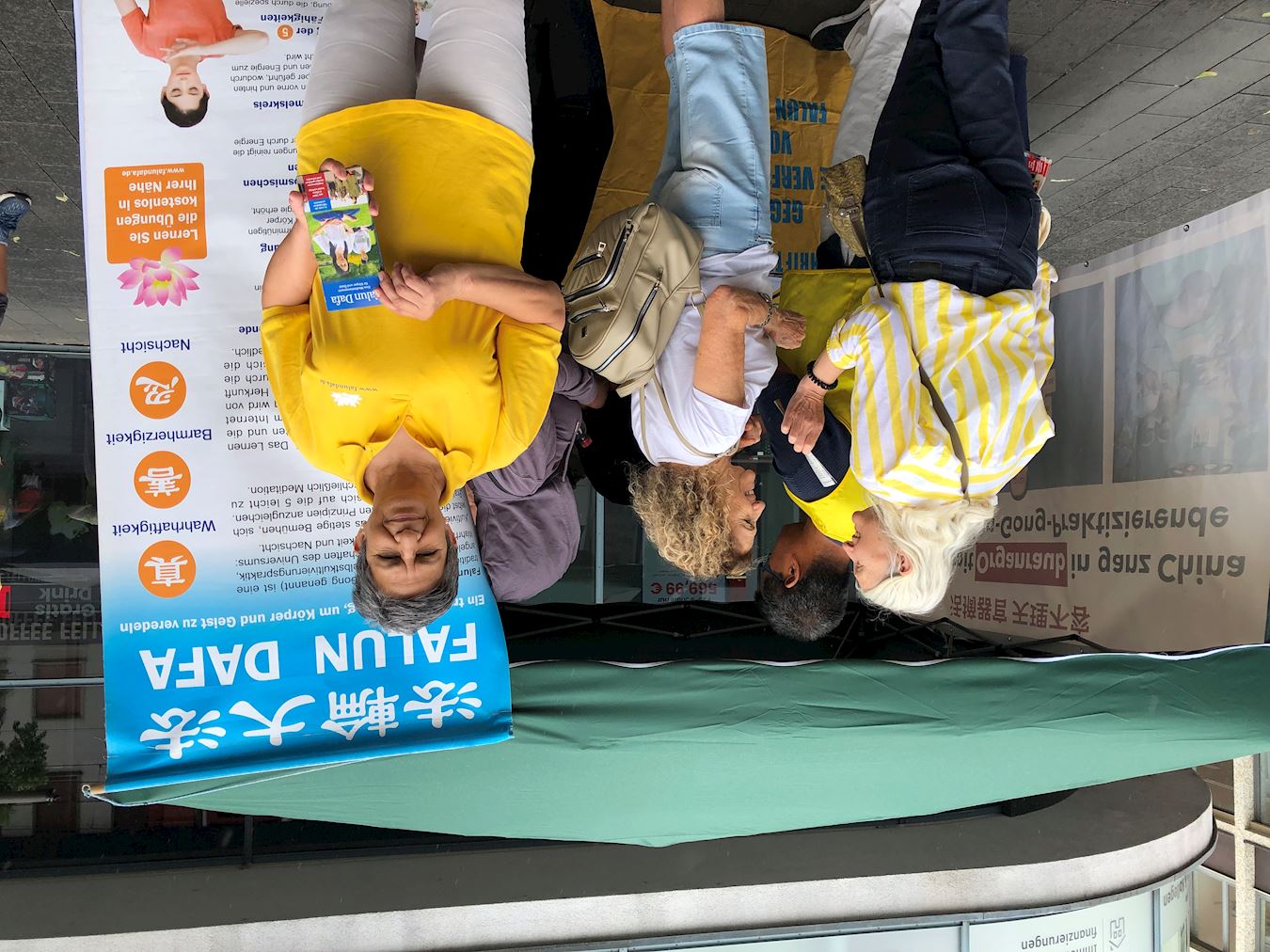 '图5:法轮功学员丹娜(Dana)很愿意参加讲真相的活动。'