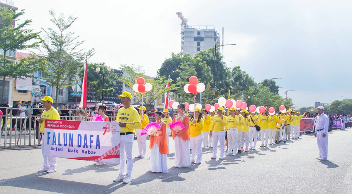 图1～2：法轮大法学员参与巴丹岛庆祝印度尼西亚第78周年国庆日的大游行