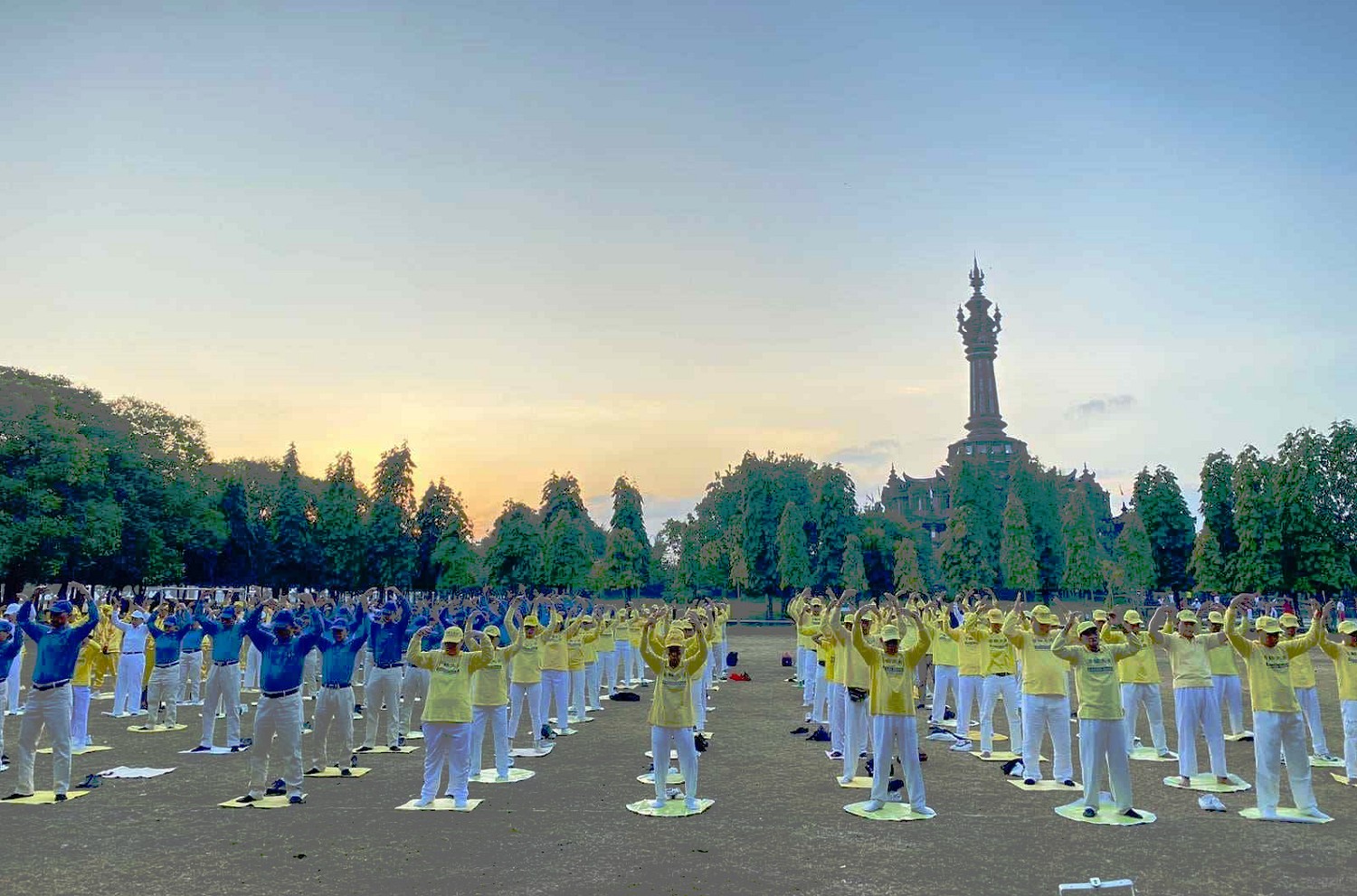 图1：二零二三年八月十三日，部份法轮功学员在巴利岛最大城市登巴萨（Denpasar）的雷农广场，集体炼功的形式开启当天的活动。