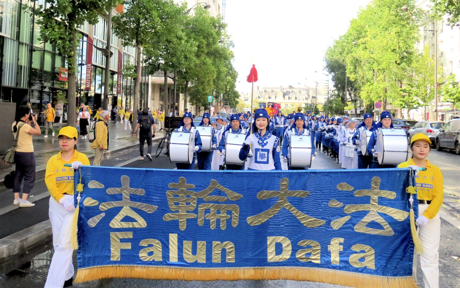 图1：二零二三年八月二十六日下午在法国巴黎，来自欧洲各国上千名法轮功学员举办了当天第二场游行。图为游行队伍穿过华人集中的街道。